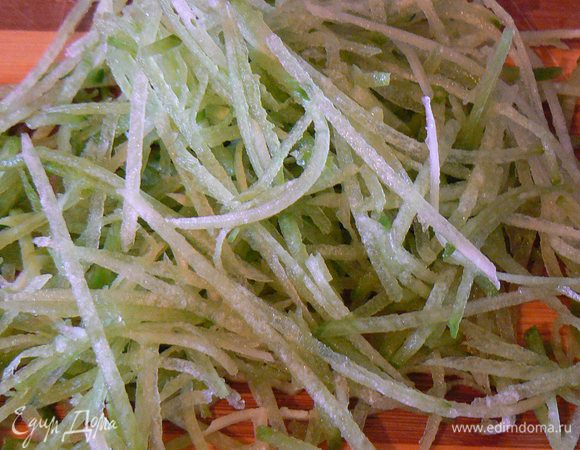 Трем редьку на терке для корейской моркови