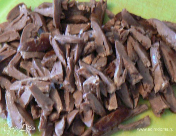 куриные сердца отвариваем в подсоленной воде с лавр.листом + перец горошек. Порезать соломкой.