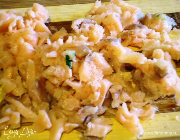 Нарезать лосось на маленькие кусочки.