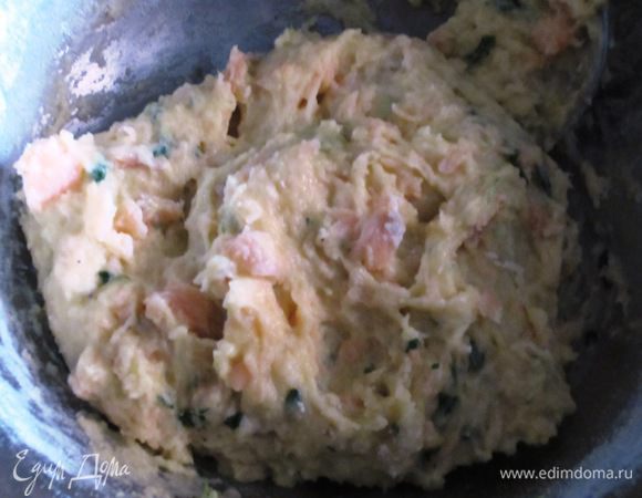 В картофельное пюре добавить муку,яйцо,зелень,лосось,соль,перец и всё хорошо перемешать .