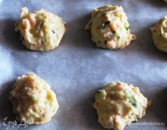Сформировать шарики, поместить на противень с пергаментом и выпекать в разогретой до 180°С духовке 15 минут (можно обжарить до золотистого цвета на растительном масле).