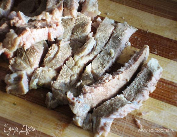 Cвининy залить 500 мл горячей воды,довести до кипения,снять пену и варить до готовности. Затем мясо вынуть,остудить и мелко нарезать