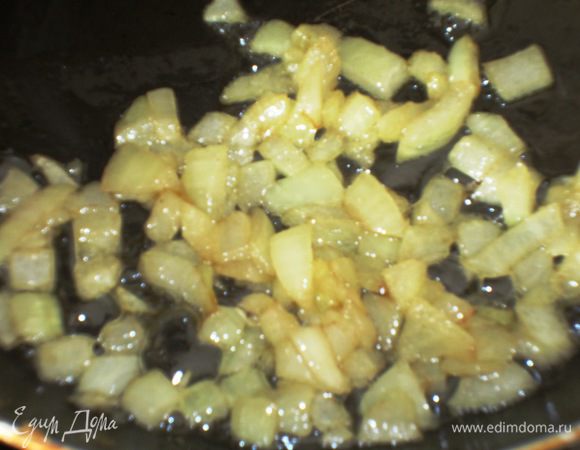 Лук мелко нарезать и обжарить на оливковом масле до золотистого цвета. 