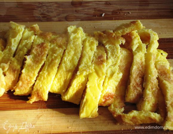 Свернуть омлет в рулетик и нарезать поперёк,чтобы получилась длинная соломка.