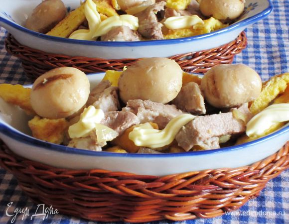 Мясо,лук,яичную соломку, грибы соединить ,заправить майонезом и хорошо перемешать.Можно добавить 1 ст.л. горчицы. Приятного аппетита )