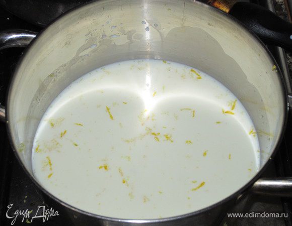 В кастрюлю влить молоко,добавить цедру лимона и слегка подогреть на слабом огне.