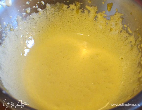 Взбить желтки с 40 г сахара,ввести просеянную муку и хорошо перемешать. 