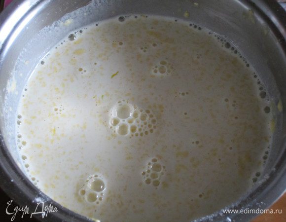 Постепенно влить молоко,добавить оставшейся сахар,тщательно перемешать.