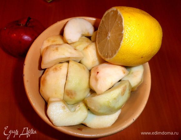 Яблоки очистить полностью и полить выжатым лимонным соком.