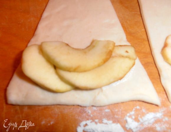 Яблочные дольки лучше нарезать потоньше и выкладывать на край треугольника по 2-3.