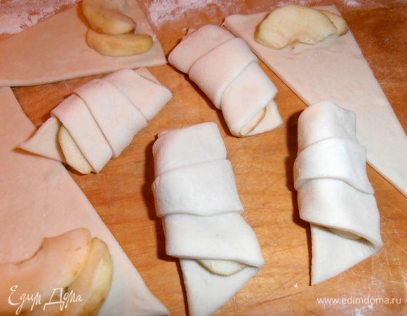 Сахаром НЕ посыпаем! Сворачиваем рогаликом,стараясь кончик оттянуть под низ и прижать.