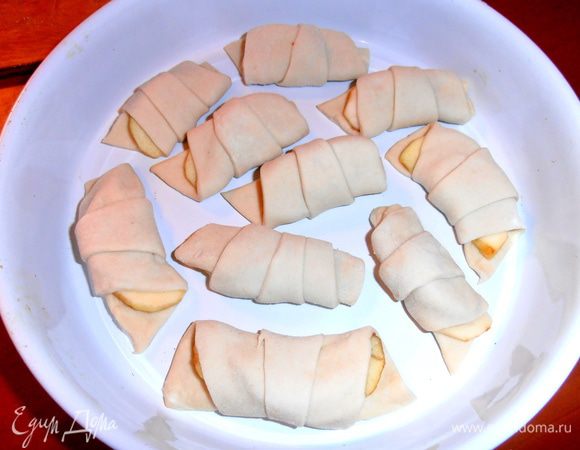 Выкладываем в форму, НЕ смазывая ничем! Оставляем промежутки свободного места,чтобы слоечки не склеились.