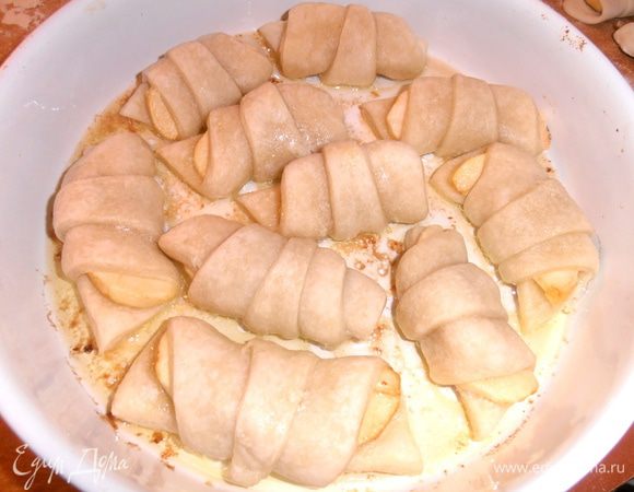 В рецепте сразу после масла нужно полить спрайтом,но что-то меня остановило и я решила для страховки немного подпечь слоечки... минут 10. У меня формы керамические толстые и прогреваются медленно.