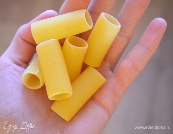 Пасту отварить в большом количестве кипящей подсоленной воды, разумеется до состояния аль денте! 