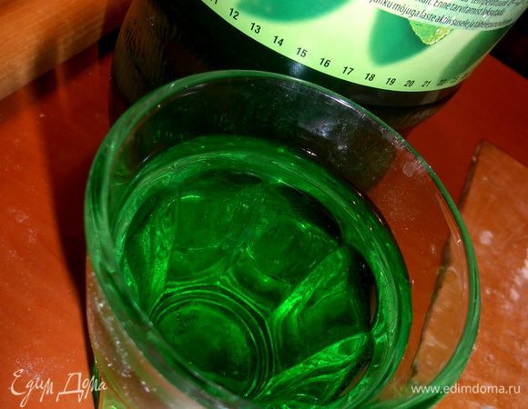 Теперь очередь авантюрного ингредиента! Спрайта у нас не было, а был лимонад "Тархун", но если соберётесь повторить, советую всё же бесцветный газ. напиток! Сами видите почему...