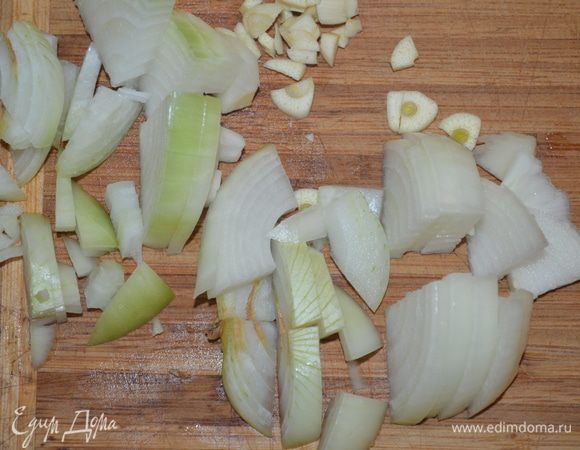 Лук и чеснок мелко рубим