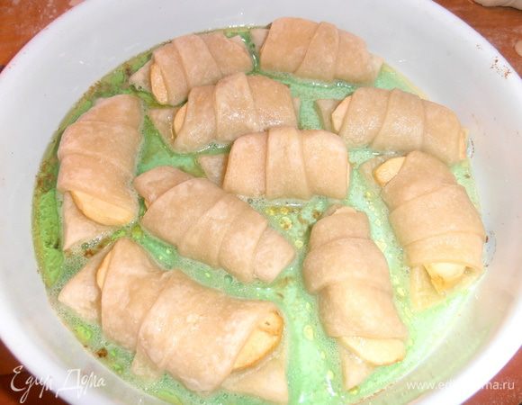 Повторяю, что первая партия была пробная, поэтому я смело налила в форму лимонад (на фото с интернета слойки аж шипели и плавали в нём!), но в две другие формы я уменьшила количество напитка (везде нужна мера!).