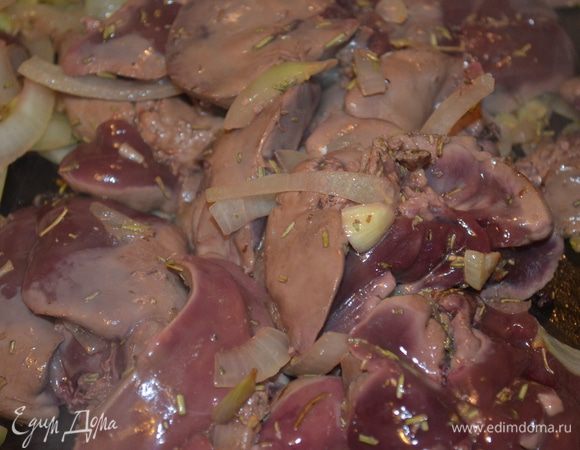 Добавляем печень, солим и перчим. Обжариваем при постоянном помешивании пару минут - ВАЖНО! Печень должна проготовится, но не пересохнуть. Самое то, когда она розовая внутри! 