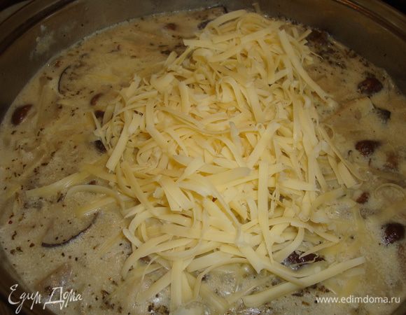 Нагреть духовку до 225 градусов. Грибы вымыть. Лук нарезать ломтиками и пассеровать в растительном масле. Добавить и обжарить грибы. Влить бульон, сметану и варить около 3-4 минут. Приправить.