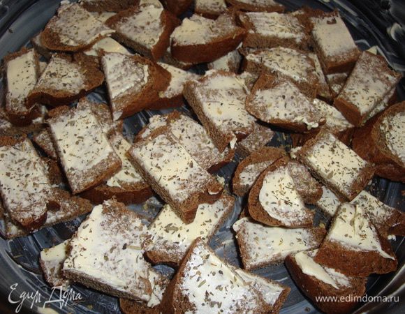 Хлеб нарезать ломтиками, намазать сливочным маслом и нарезать кубиками. Положить в смазанную маслом форму для запекания. И присыпать смесью прованских сухих трав.