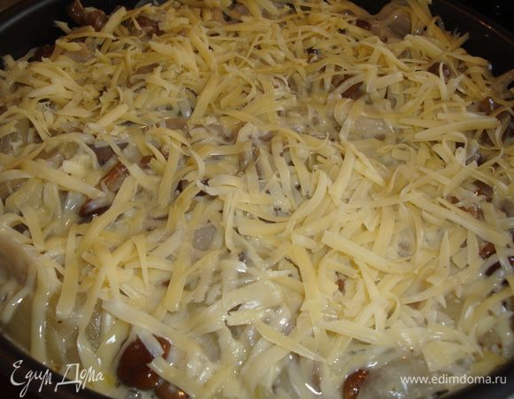 Сыр натереть на терке, половину перемешать с грибами и распределить поверх хлебных кубиков. Посыпать оставшимся сыром.
Запекать 10-15 минут. После можно посыпать любой измельченной зеленью.