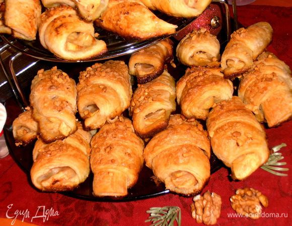 Слойки получаются приклеенные в тягучей карамели и нужно их сразу,пока горячие,переместить на доску.Когда остынут и корочка снизу схватится(очень быстро!),перекладываем на блюдо...