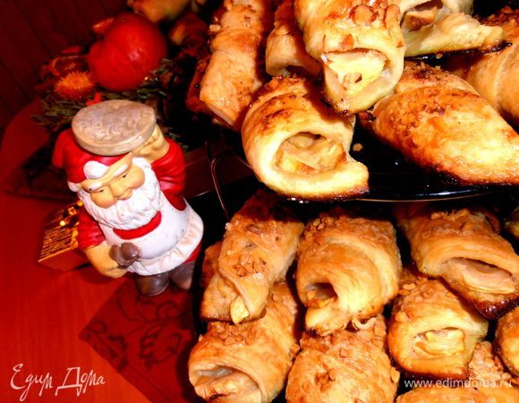 Слоечек получается много:с трёх форм три тарелки!Они внутри почти пустые,поэтому невозможно одной обойтись на пробу)))Карамельный низ+мягкие яблочки+хрустящие орешки=сплошное удовольствие под горячий чай зимой!