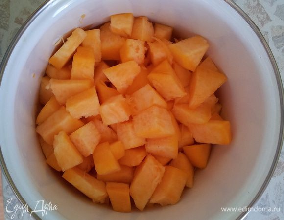 Тыкву режем на кубики! Кладем в кастрюлю, заливаем небольшим количеством воды, чтоб слегка прикрывало тыкву,ставим на огонь, варим 5 минут! Затем заливаем молоком. Как приблизится к закипанию - солим, добавляем укроп и выключаем! Блендером придаем консистенцию крем-супу! 
Можно для желающих добавить сливки или сметану! А нам требовался именно легкий вариант!