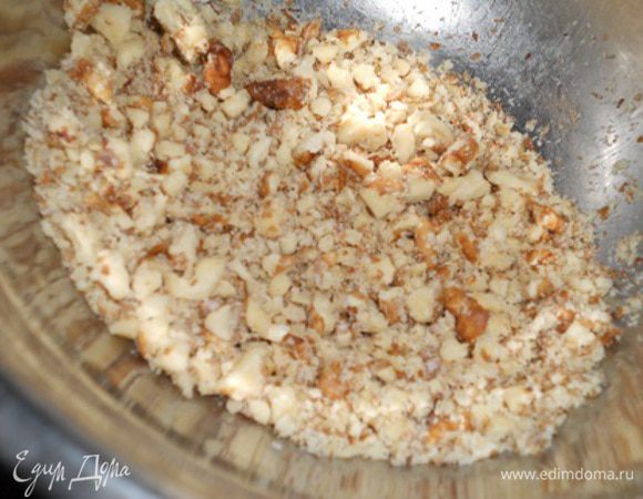 Для начала сварить рис, посолить во время варки,остудить и полить лимонным соком.Орехи измельчить.