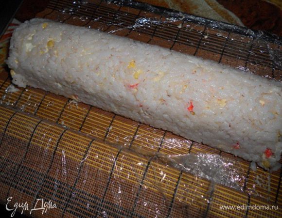 Аккуратно свернуть рулетом.