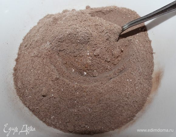 Измельчить орехи в мелкую крошку. 1/3 отложить для начинки. Остальные орехи смешать с белым сахаром, мукой и какао. Всё хорошо перемешать.