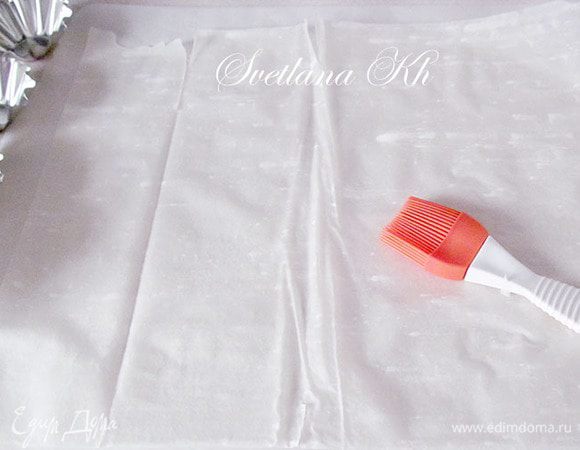 Каждый слой теста смазать растопленным сливочным  маслом. Всего нужно 6 листов.
Разрезать пласты теста на квадраты.