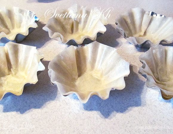 Выложить квадратики теста в металлические формочки, маслом вниз. Я обрезала уголки, а можно их оставить. Выпекать 7 минут при 160 гр.
 Охладить. 