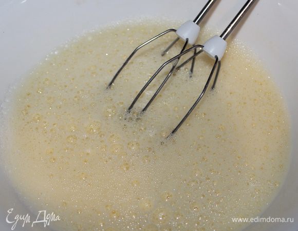 Отдельно взбить яйца с щепоткой соли и коричневым сахаром.