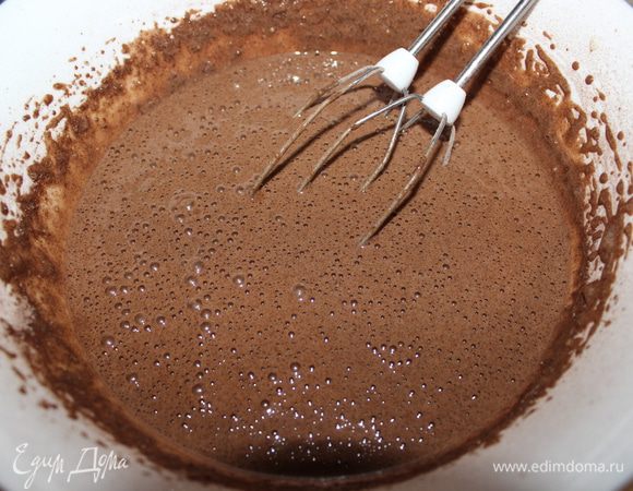 Постепенно ввести сухую смесь и ванильный экстракт. Хорошо перемешать.