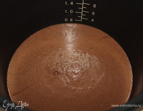 Выложить тесто в форму и выпекать в мультиварке на режиме Выпечка.