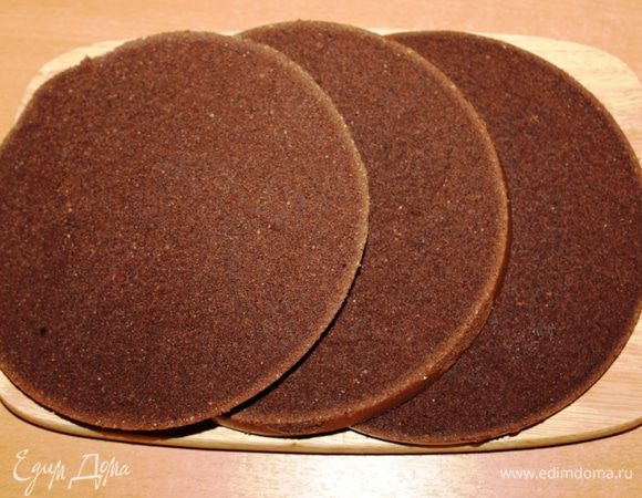 Корж охладить и разрезать на 3 (или 4) части. Бисквит получается довольно плотным, учитывая, что в составе теста есть орехи.