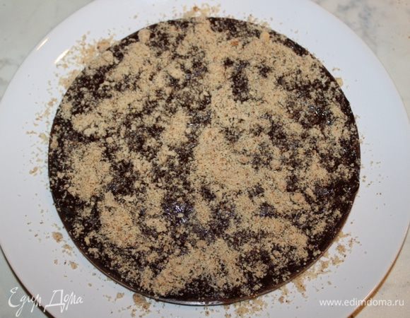 Посыпать частью орехов. 