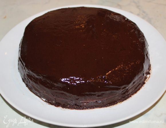 Повторить то же самое со вторым коржом. Накрыть третьим коржом. Остатками ганаша обмазать стенки и верх торта. Украсить по желанию. Желательно на ночь оставить для пропитки.