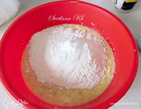Сначала распускаем дрожжи в тёплой воде. Минут 10-15. Затем добавляем  соль, сахар . Хорошо размешиваем. Затем в емкость с водой высыпаем почти всю муку высшего сорта. Оставляем горсточку для подсыпки.
Замешиваем тесто, в конце добавляя растительное масло. Вымесить, чтобы тесто отставало от рук.