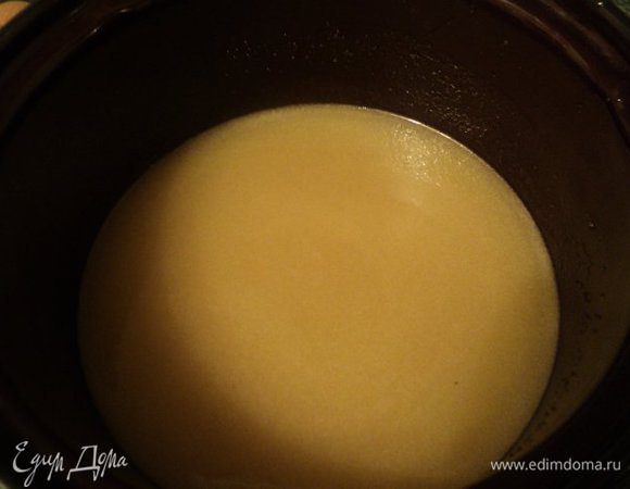 Положить в кастрюлю сахар, мед, масло, воду и нагреть до 70 - 75 градусов.                         