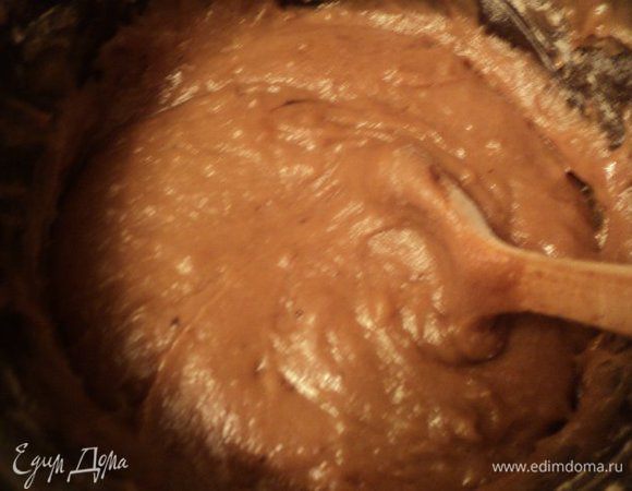 Муку смешать с какао, содой  и специями, просеять. Половину мучной смеси и коньяк добавить в горячую медово-сахарную смесь, хорошо и быстро вымесить деревянной ложкой.