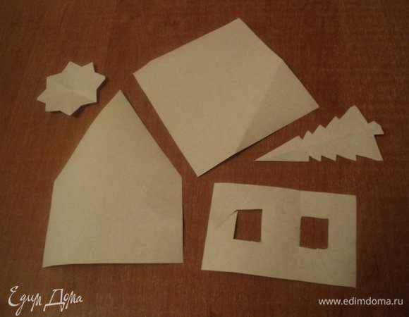 Из бумаги вырезать трафареты стенок, крыши дома, елочки и пр.