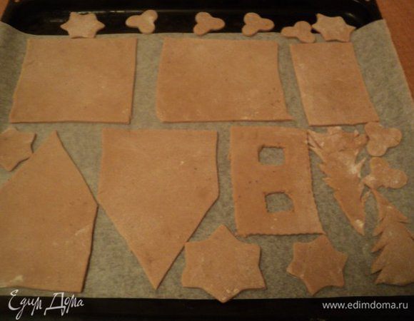 Тесто раскатать толщиной 5 - 6 мм, и при помощи трафарета вырезать детали домика, подставки под домики, елочки. У меня их этого количества теста получилось, два домика с подставками и еще много печенья. Выпекать при температуре 170 градусов 15 - 18 мин до легкого зарумянивания. В еще горячих деталях домика вырезать окна, двери. Охладить.