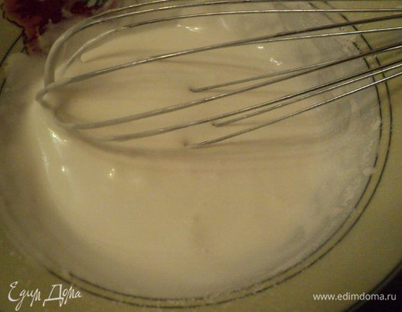 Приготовить айсинг: очень тщательно отделить белок от желтка, сахарную пудру просеять. Белок слегка взбить вилкой или венчиком (ни в коем случае не миксером)  до разжижения консистенции белка. Затем понемногу добавляя сахарную пудру, растереть глазурь венчиком до нужной консистенции. Ближе к концу добавить лимонный сок. Готовила я айсинг в два приема, Так как необходимо было высушить детали домика, а затем украсить его после сборки.  