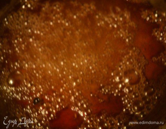 Соединять детали домика я решила карамелью, она быстро застывает и можно быстрее собрать домик и раскрасить его. Для приготовления карамели на сковородку положить сахар, добавить воду, лимонный сок и нагревать, потряхивая сковороду, до карамелизации сахара (ни в коем случае не мешать ложкой!). 