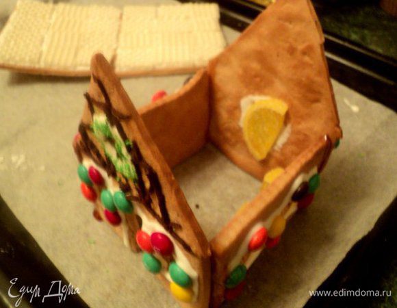 Окунуть торцы деталей в карамель и быстро сложить домики.