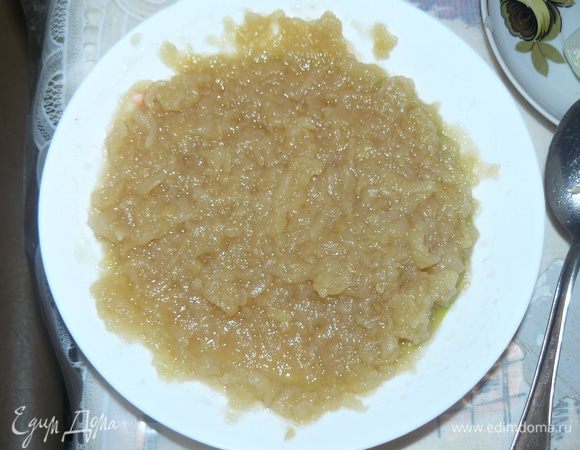 Яблочное пюре (я взяла 3-и яблока с них сделала пюре  проварила в кастрюльке с немного водичкой но предварительно с каждого для украшения вырезала пластину с хвостиком вдоль яблока для украшения), имбирь и сахар соедините, размешайте поставьте на час в холодильник.