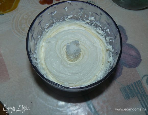 Творог протрите через сито или пропустите через мясорубку (я сбила в блендере), перемешайте с сахарной пудрой.