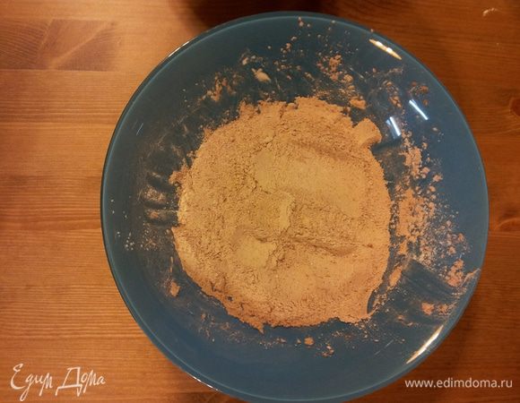 Достаю из холодильника сливочное масло, чтоб подтаяло и включаю духовку. В это время просеиваю муку, добавляю разрыхлитель, сахар, ванильный сахар и какао. Всё смешиваю. 
Как вариант, мне он тоже очень нравится, вместо какао - сухое молоко, которого у меня в доме никогда нет! Поэтому я добавляю сухую детскую кашу, например овсяная с персиком! Это даёт что-то особенное, еле уловимое и неугадываемое!